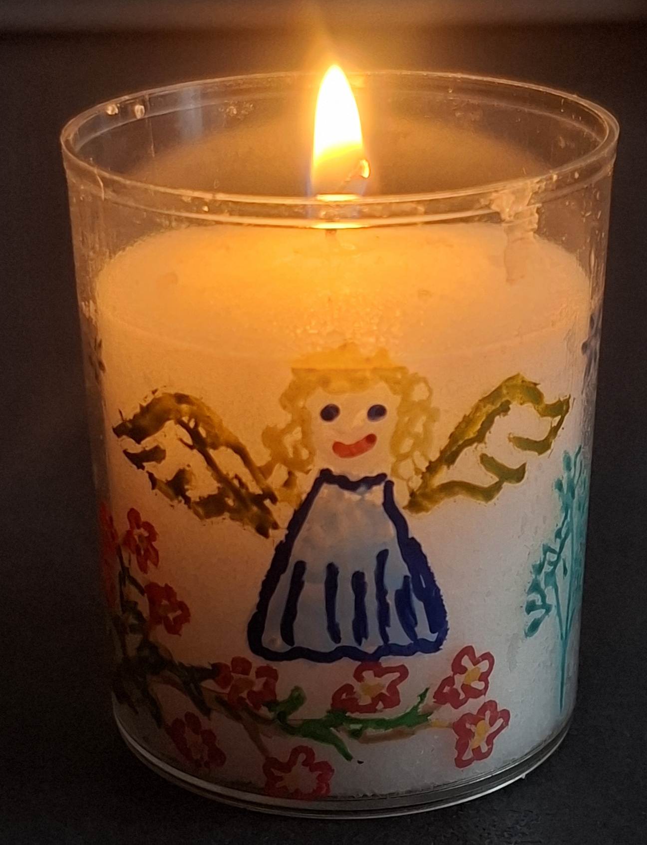 Farbenfrohe Kerzenkunstwerke bringen Licht ins Dunkel 1_Farbenfrohe_Kerzen